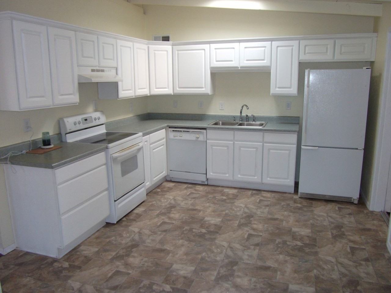 180 Peterson St - Photo 3 of 8
