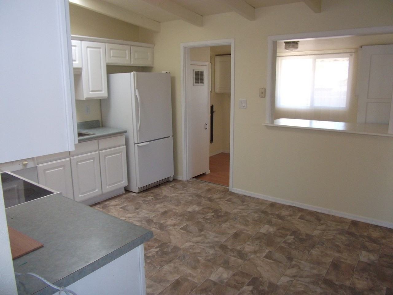180 Peterson St - Photo 4 of 8