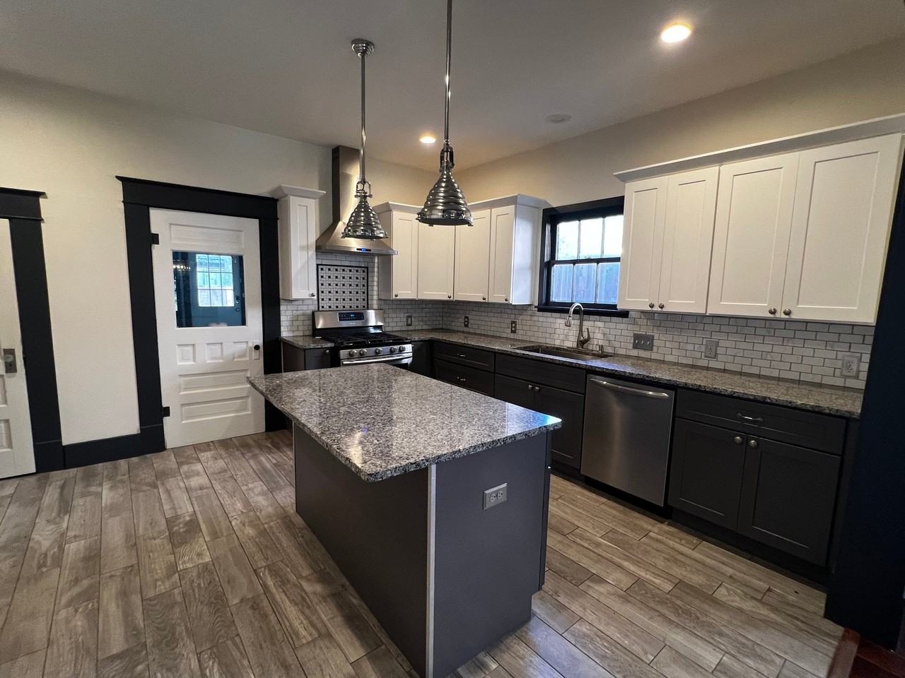 1401 Harroun Ave - Photo 3 of 21