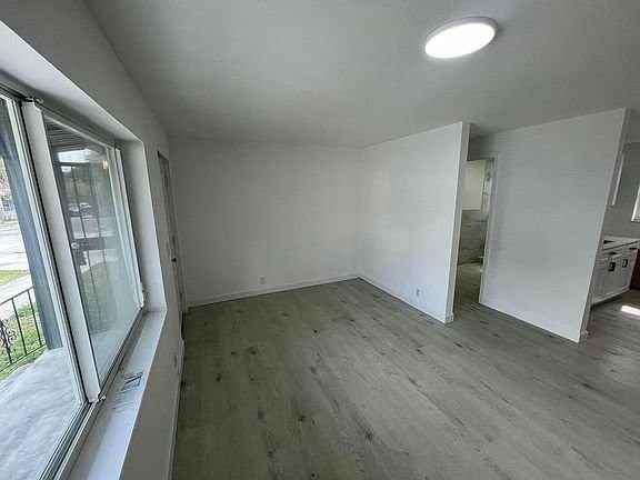 700 6th St - Photo 2 of 5