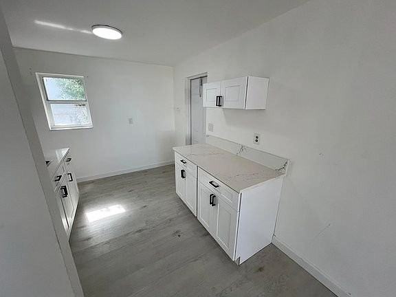 700 6th St - Photo 4 of 5