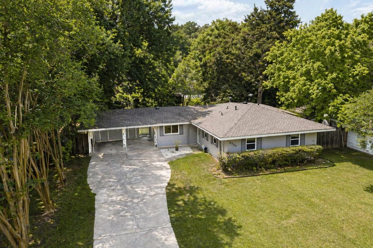 3235 Oakcrest Dr - Photo 2 of 17