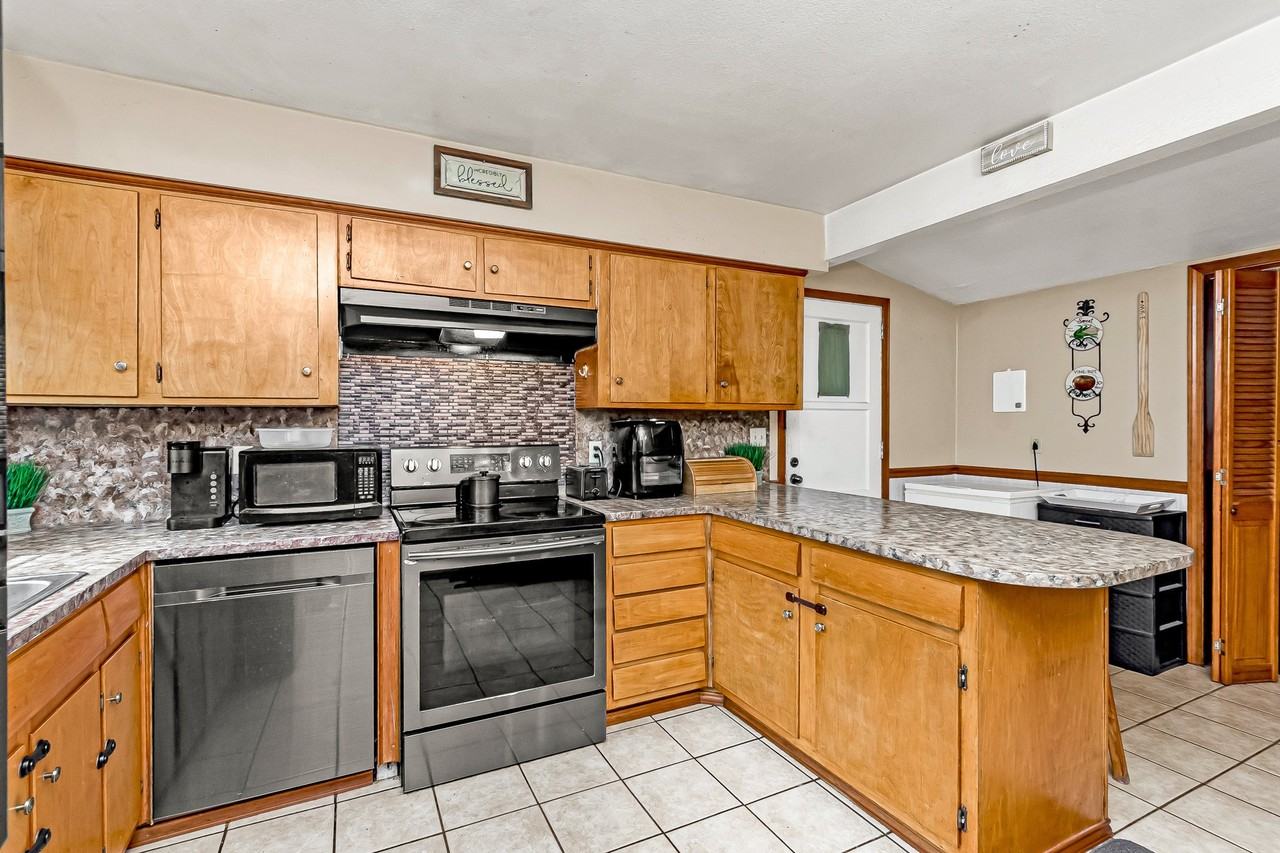 3235 Oakcrest Dr - Photo 4 of 17