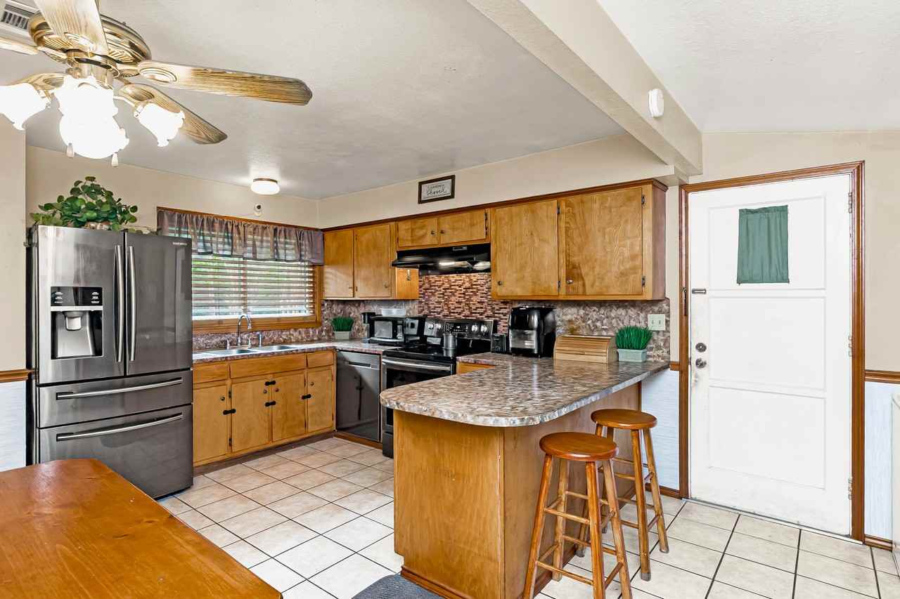 3235 Oakcrest Dr - Photo 5 of 17