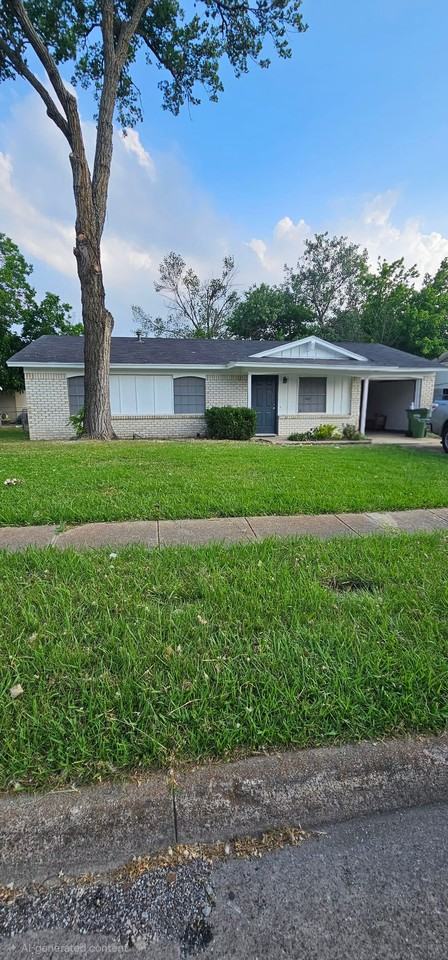15115 Oakwood Ln - Photo 2 of 20