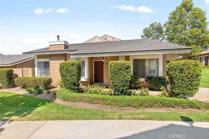 261 Chinook Dr - Photo 2 of 16