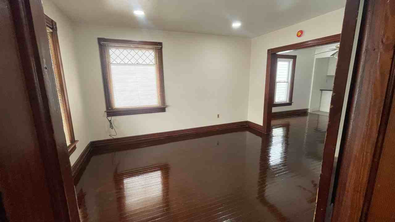 517 Floyd Ave #1 - Photo 3 of 12