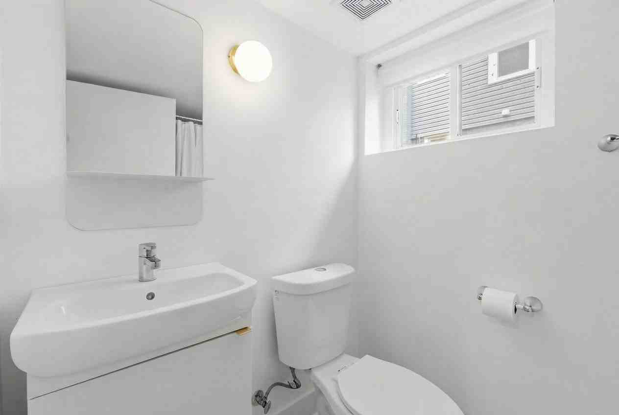 2211 R St Se #B1 - Photo 3 of 5