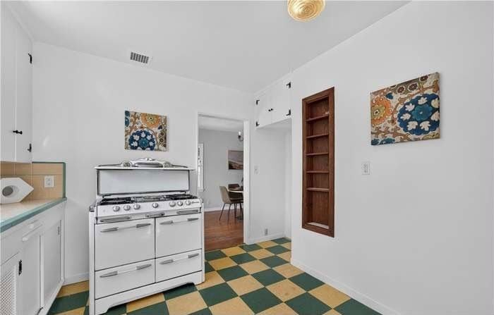 590 Prescott St - Photo 2 of 12