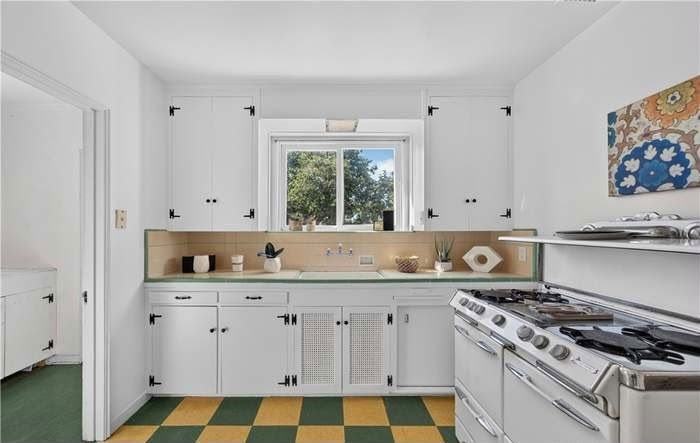 590 Prescott St - Photo 3 of 12
