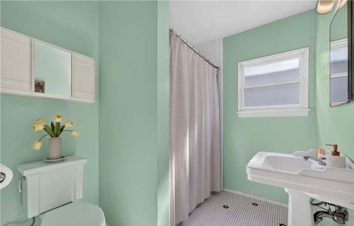 590 Prescott St - Photo 4 of 12