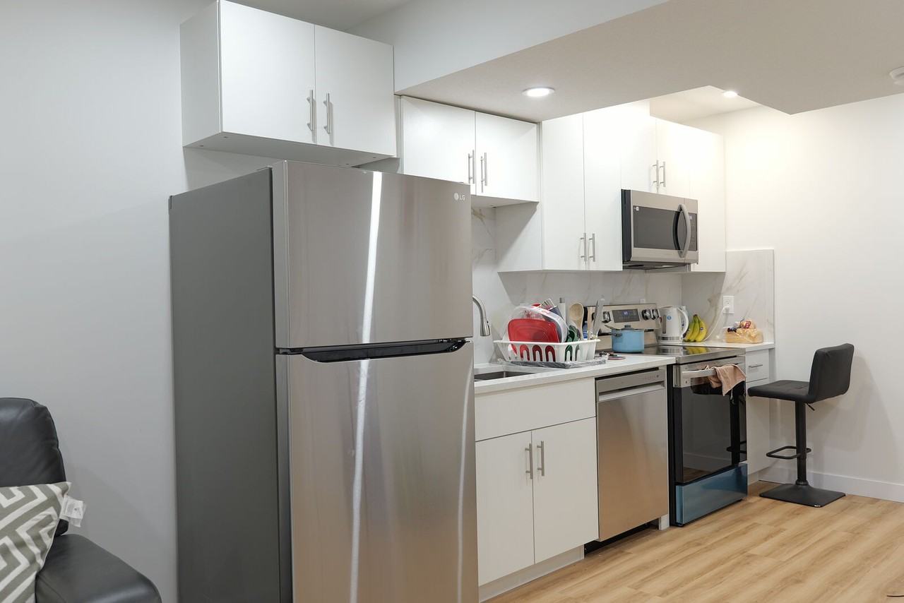 16711 30 Ave Sw - Photo 2 of 8