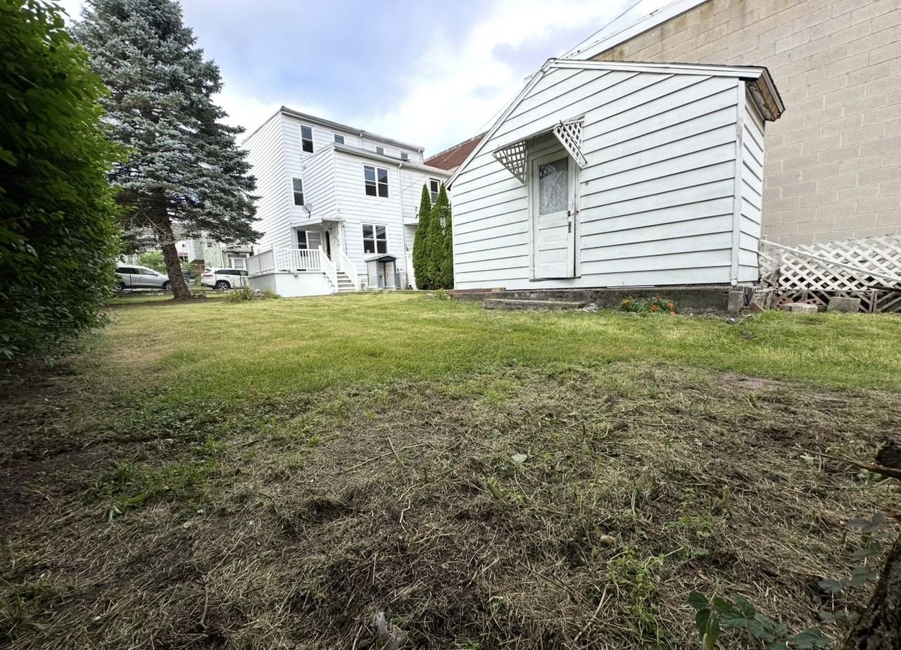 328 E Lloyd St #NA - Photo 4 of 11