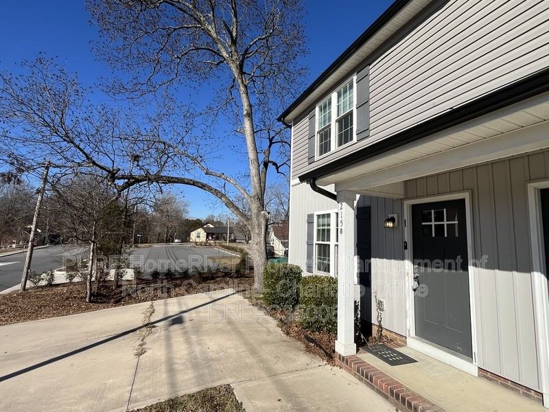 215 S Oak Gq St #B - Photo 3 of 34