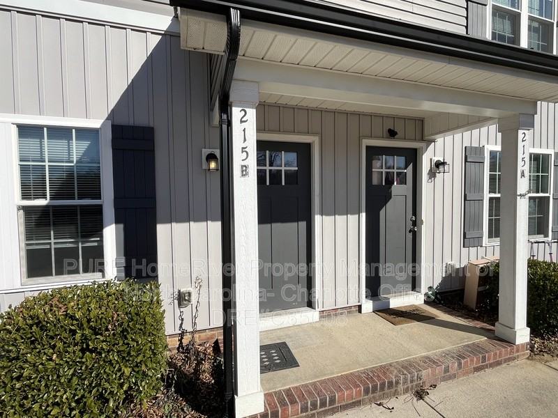 215 S Oak Gq St #B - Photo 4 of 34