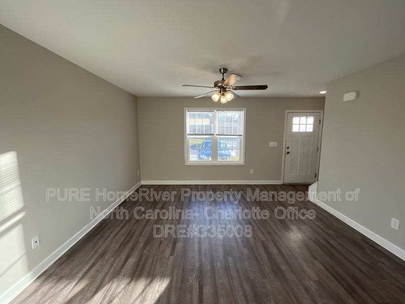 215 S Oak Gq St #B - Photo 7 of 34