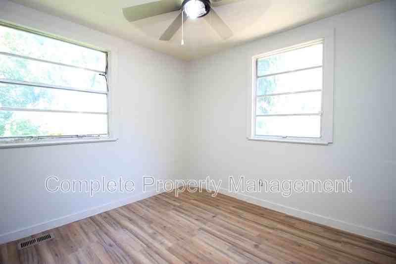 913 13th St - Photo 2 of 8