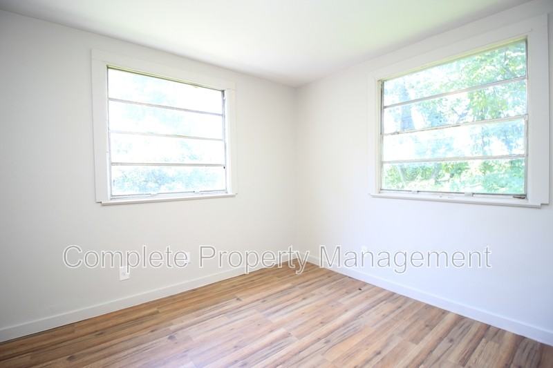 913 13th St - Photo 3 of 8