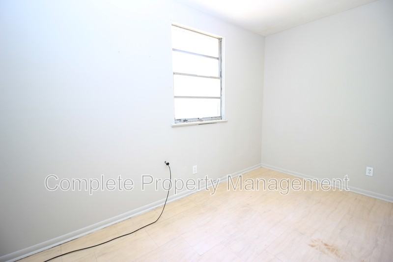 913 13th St - Photo 5 of 8