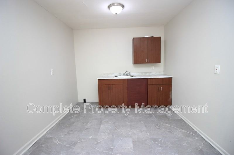 913 13th St - Photo 6 of 8