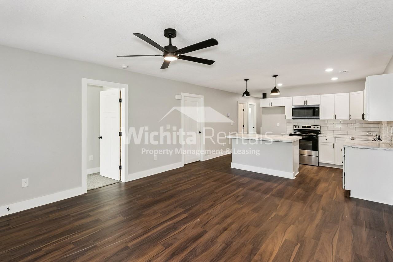 707 S Edwards Ave - Photo 2 of 14