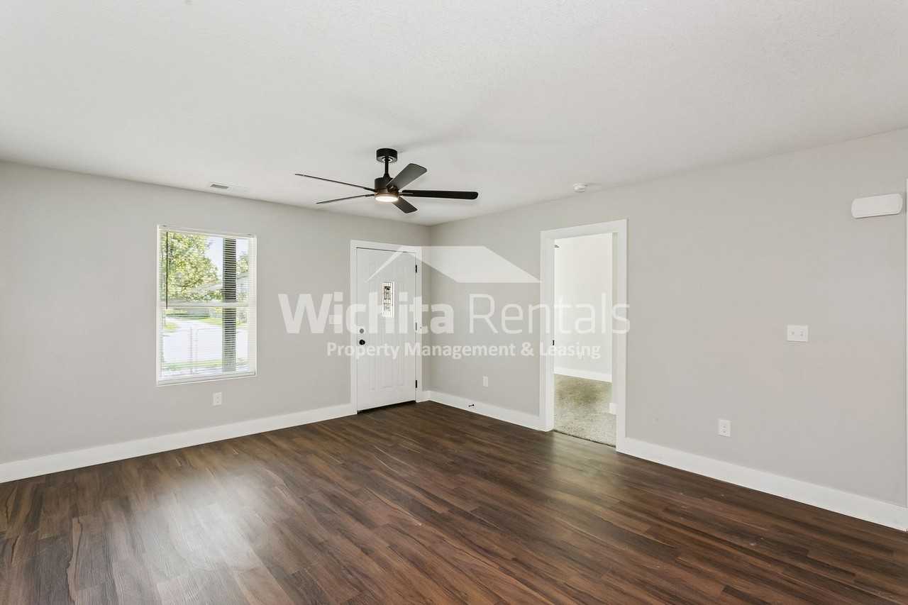 707 S Edwards Ave - Photo 3 of 14
