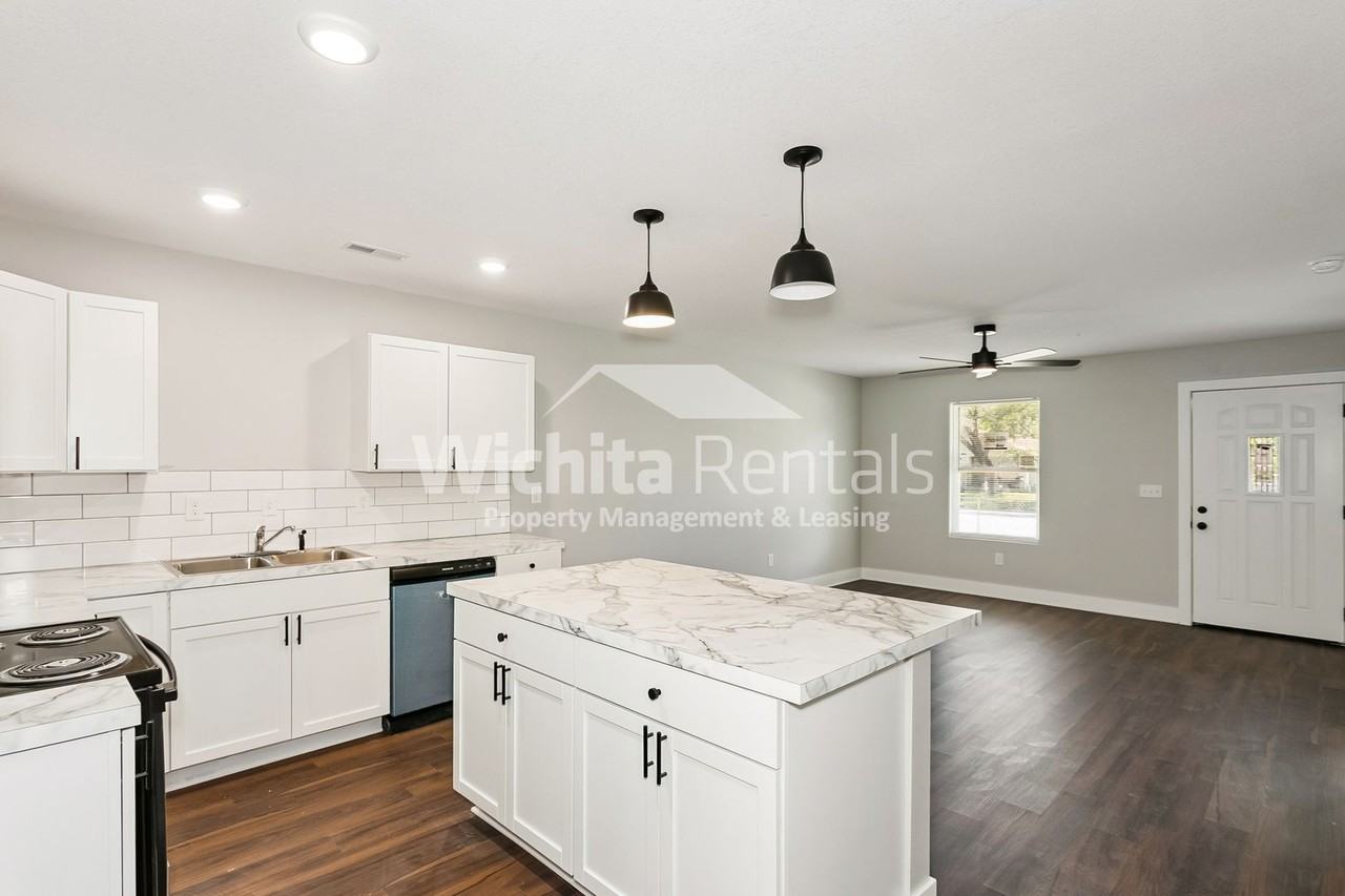 707 S Edwards Ave - Photo 4 of 14