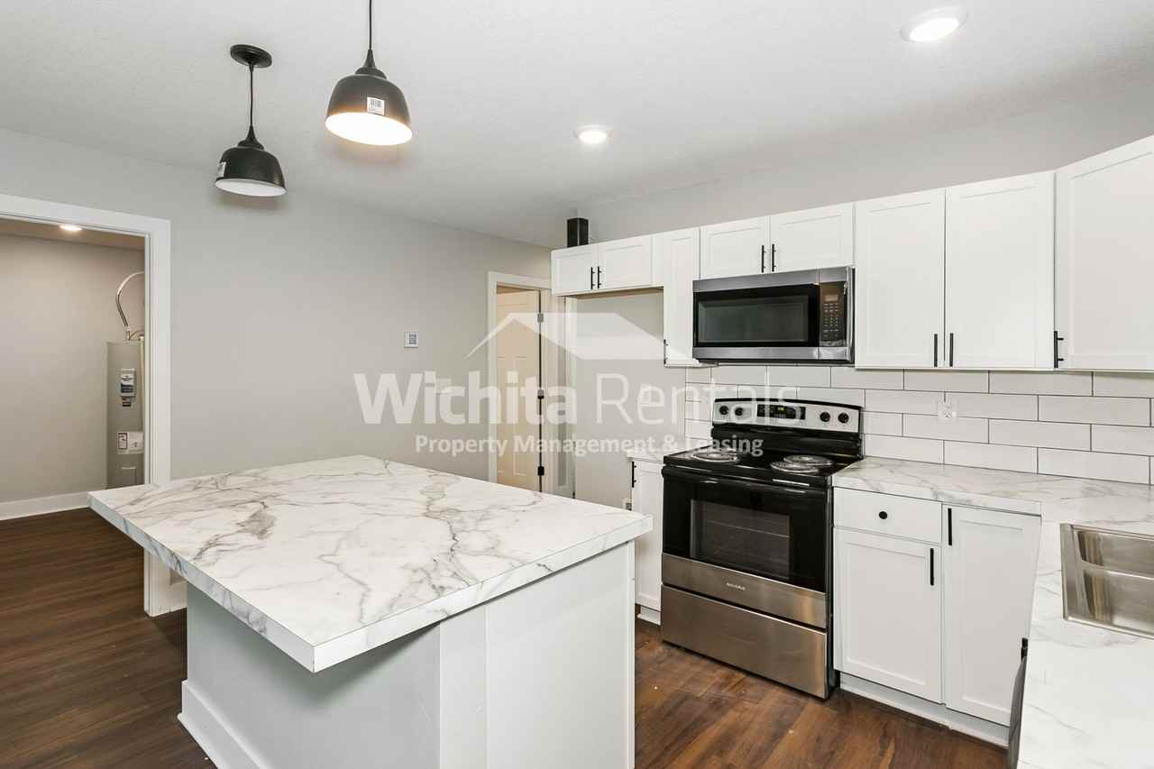 707 S Edwards Ave - Photo 6 of 14