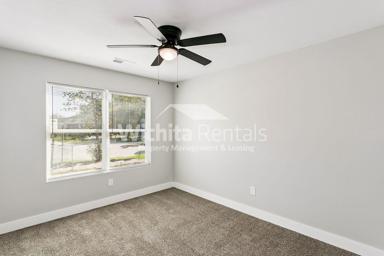 707 S Edwards Ave - Photo 7 of 14