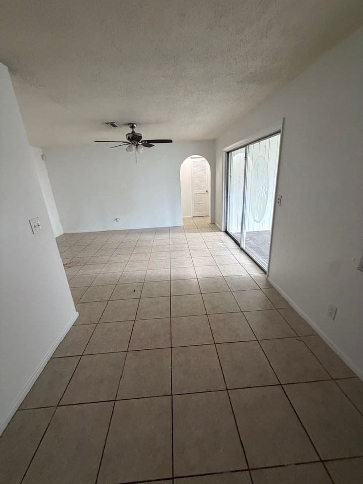764 Candlewood Cir - Photo 4 of 8