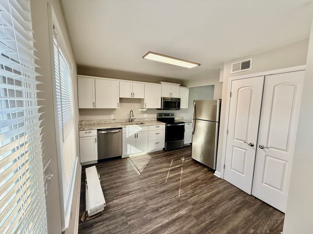 704 Grove St #B - Photo 3 of 9