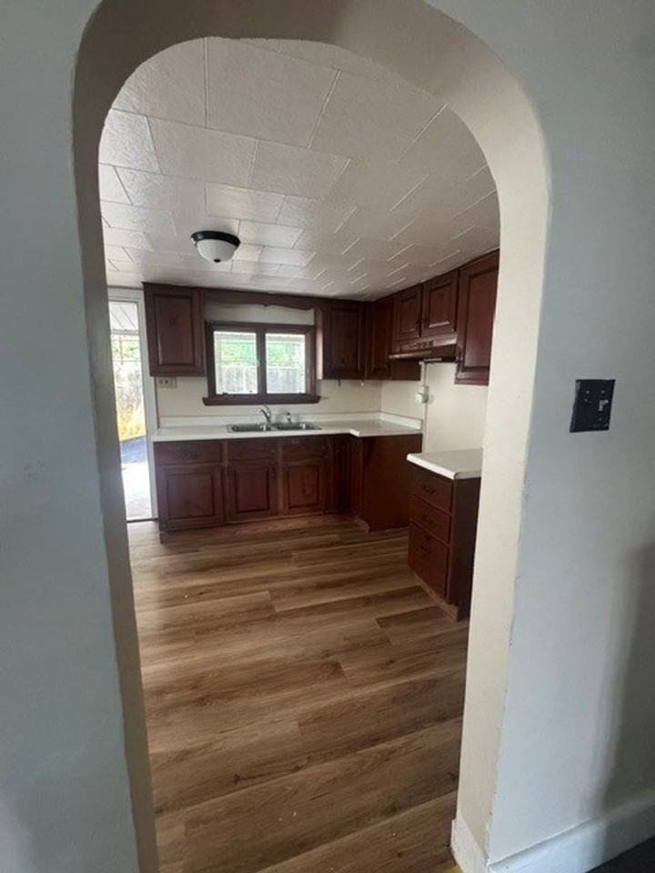 326 E Abbott St - Photo 3 of 13