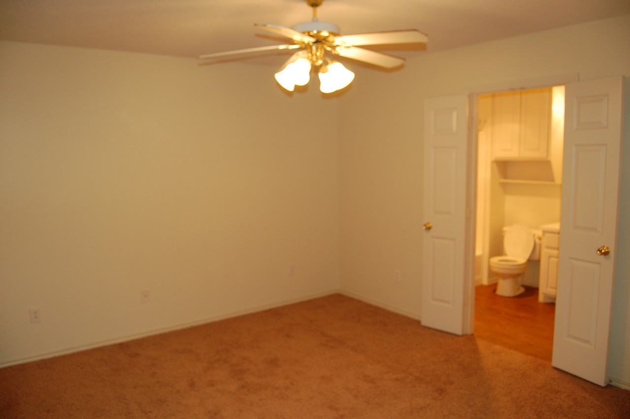 5531 93rd St - Photo 4 of 7