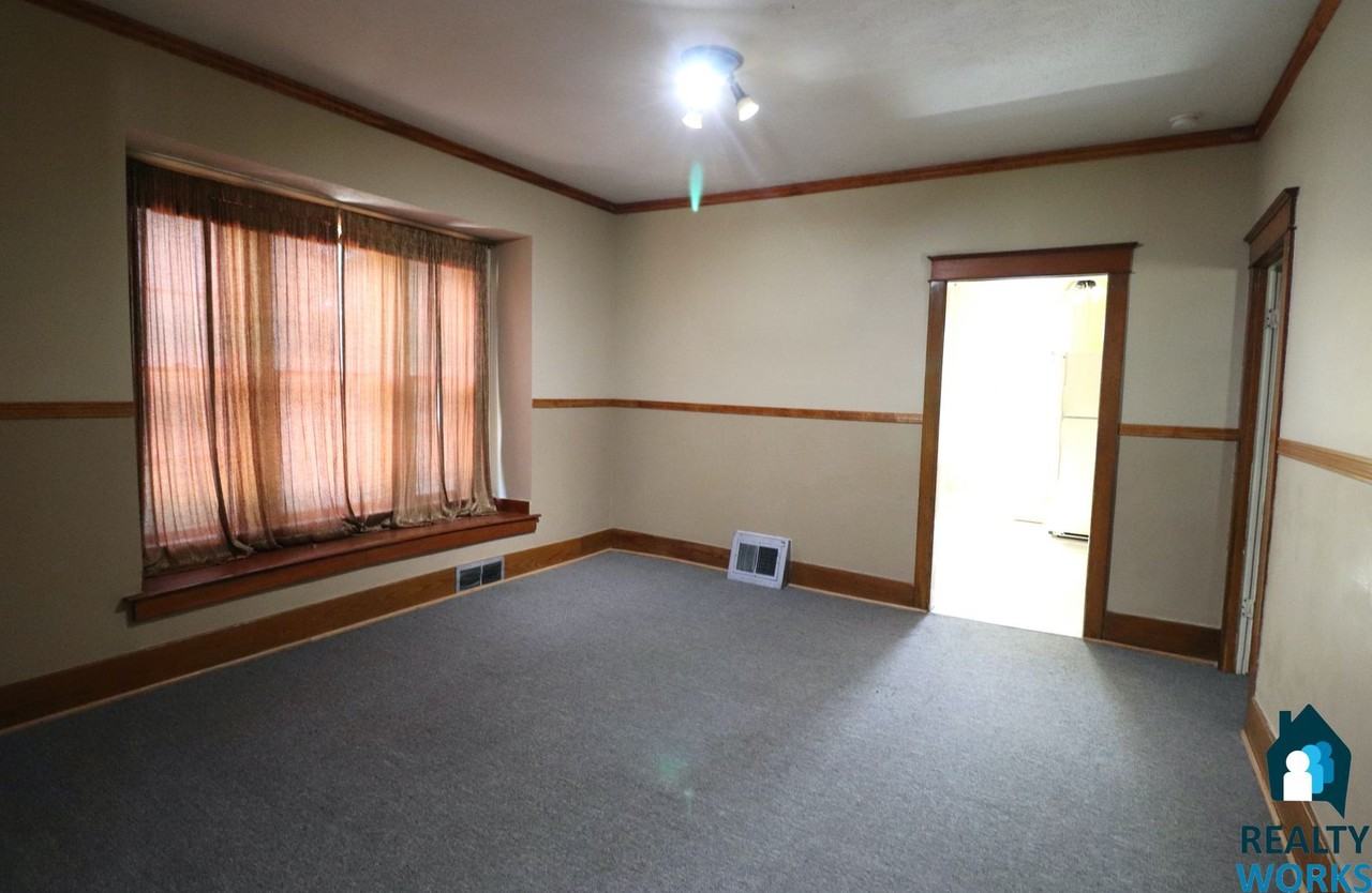 2911 R St - Photo 3 of 11