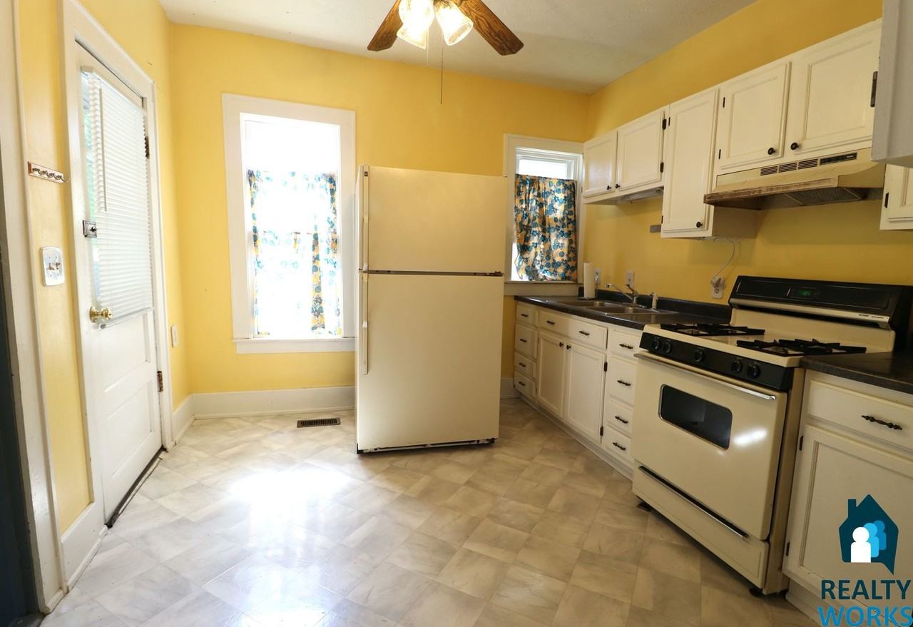 2911 R St - Photo 4 of 11