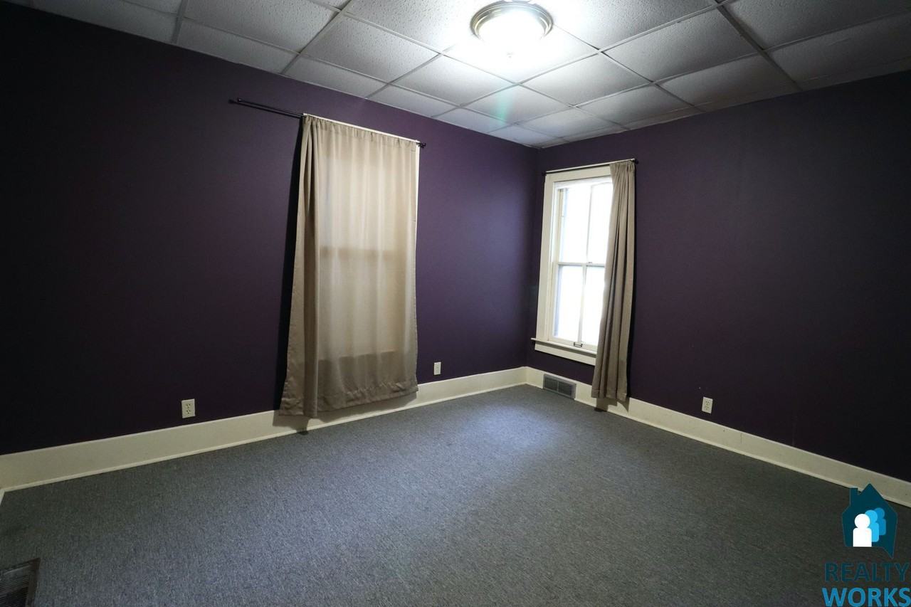 2911 R St - Photo 5 of 11
