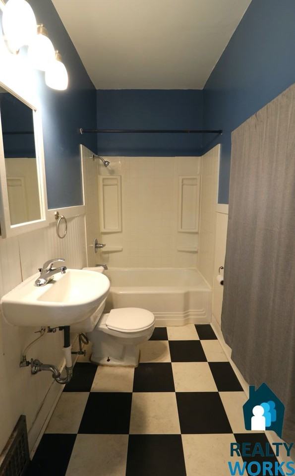 2911 R St - Photo 6 of 11