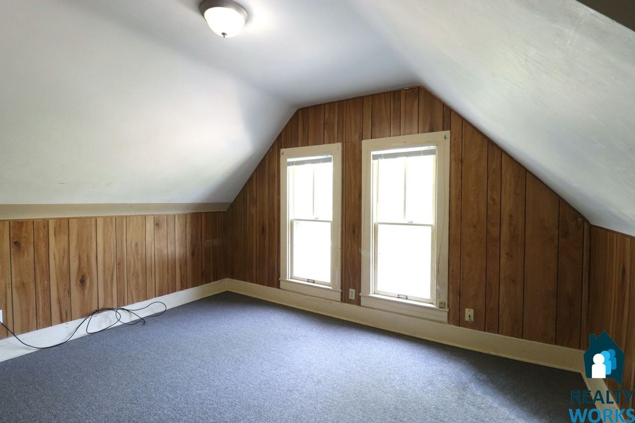 2911 R St - Photo 7 of 11