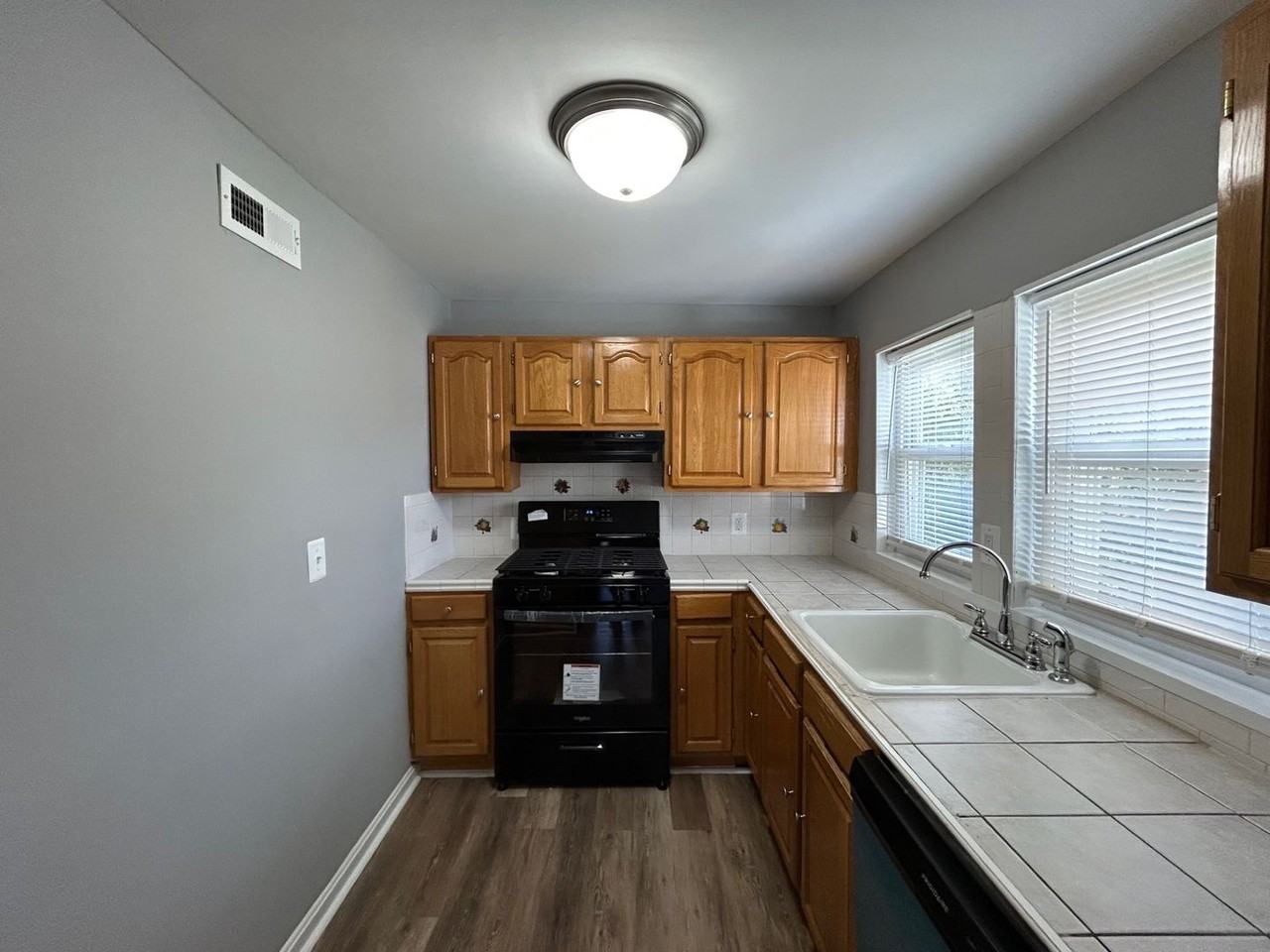 400 Hazlett Ave #B - Photo 2 of 10