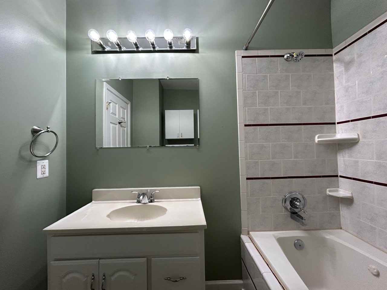 400 Hazlett Ave #B - Photo 7 of 10