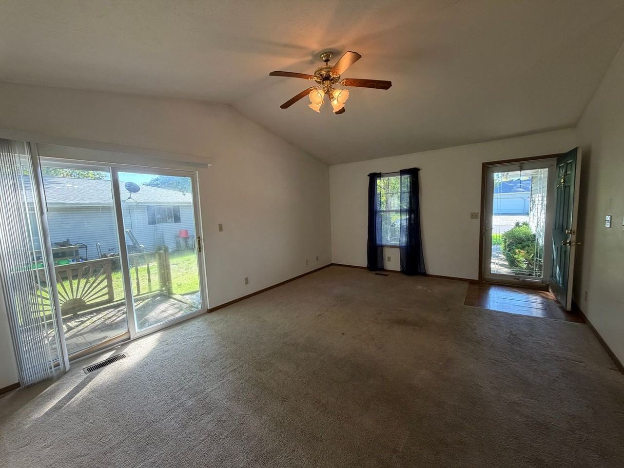 420 S Maple Ave - Photo 4 of 21