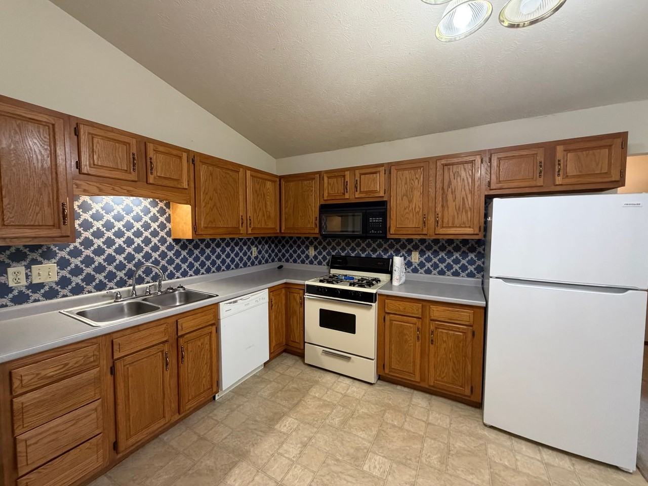 420 S Maple Ave - Photo 5 of 21