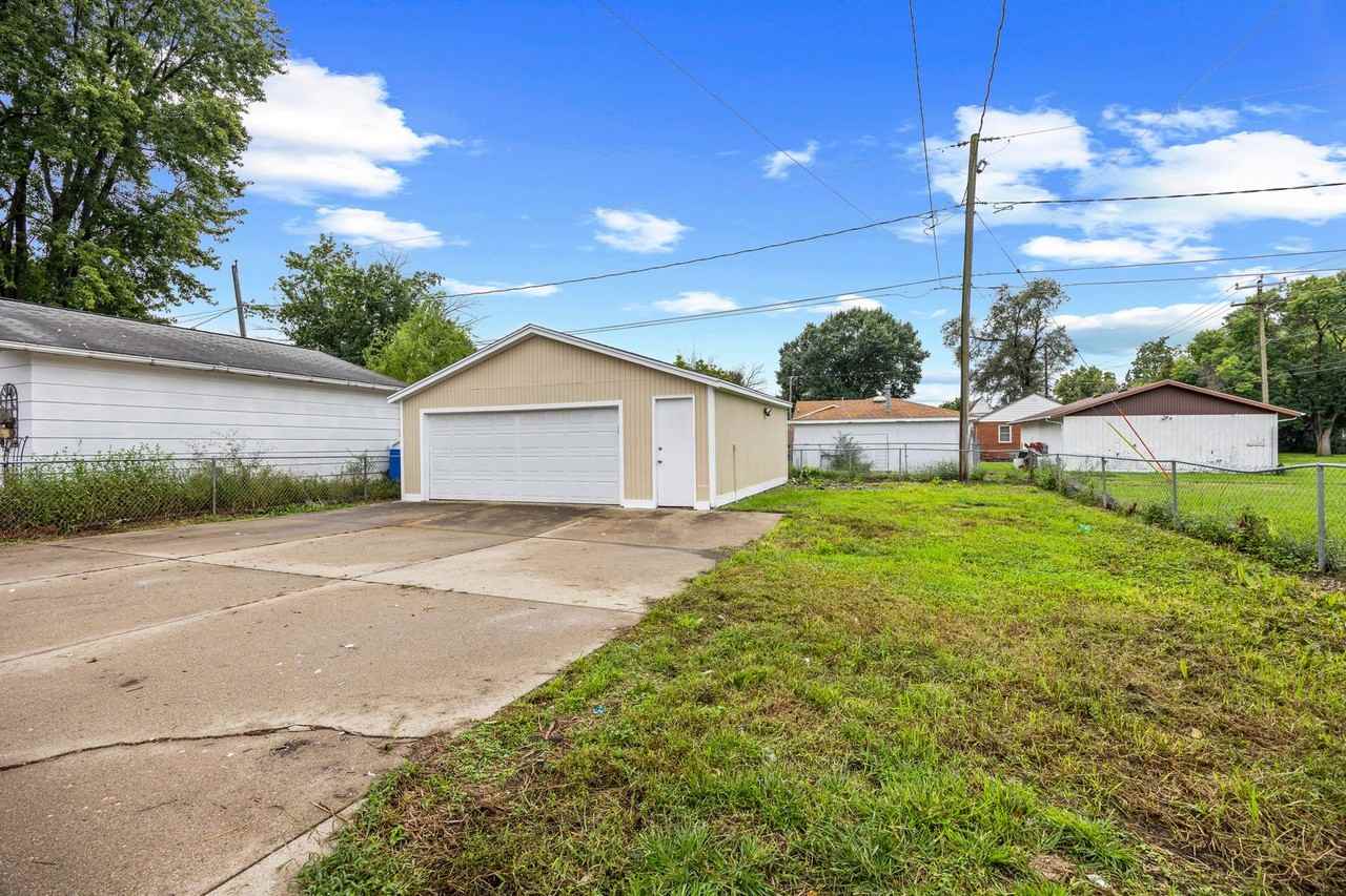 2905 E Walnut St - Photo 3 of 18