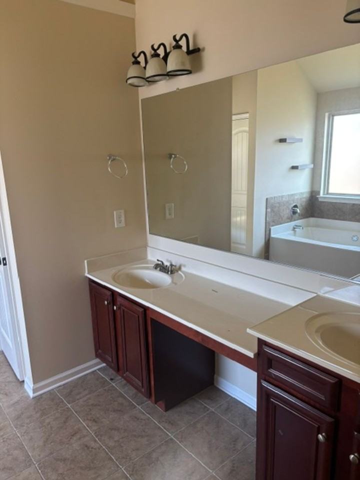 3006 Margot Ln - Photo 3 of 12