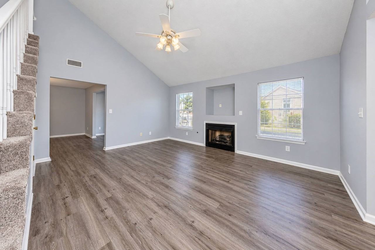 1404 Westgate Cir - Photo 2 of 17