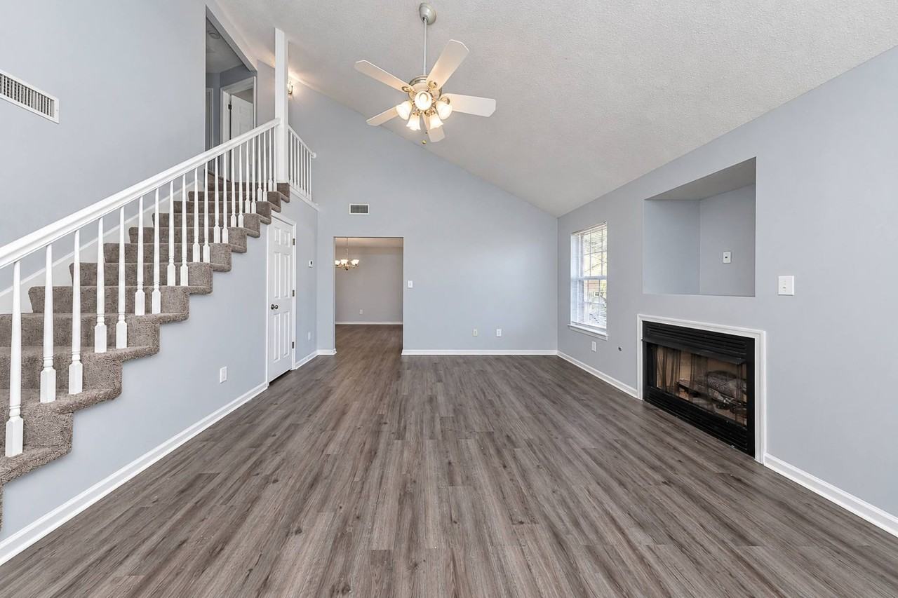 1404 Westgate Cir - Photo 3 of 17