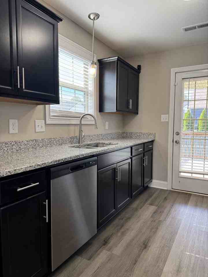 425 Irish Hills Dr - Photo 5 of 15