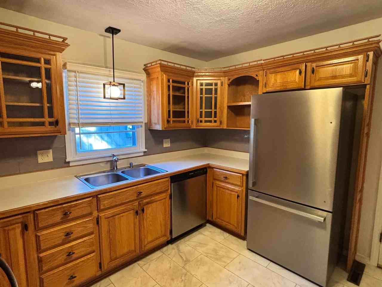 1548 E Crestview St - Photo 4 of 21