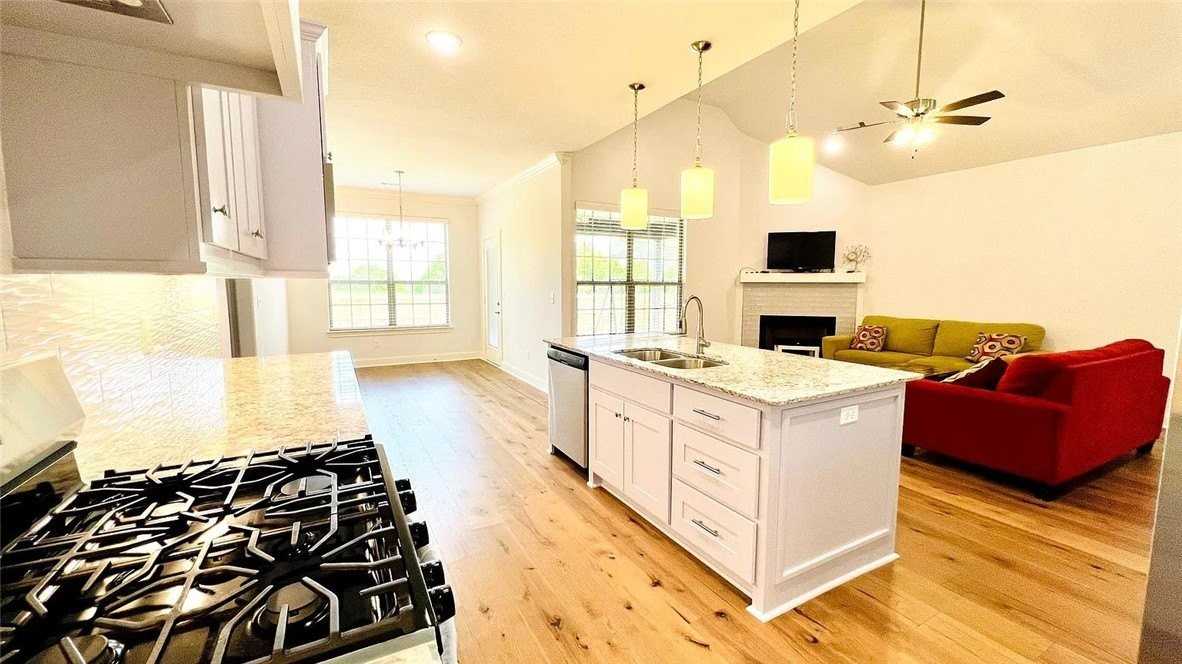 1320 Marjorie St - Photo 4 of 11