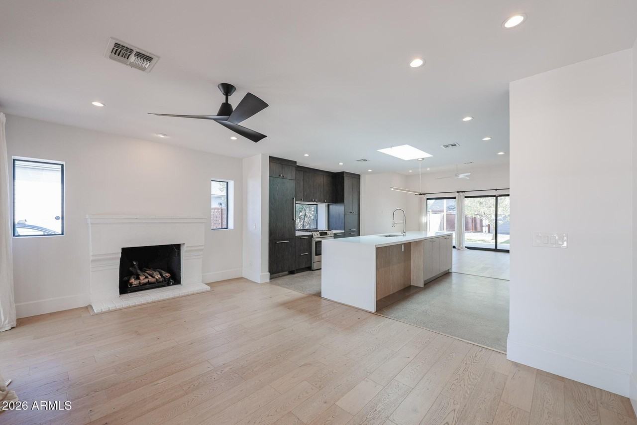 1111 E Fillmore St - Photo 5 of 47